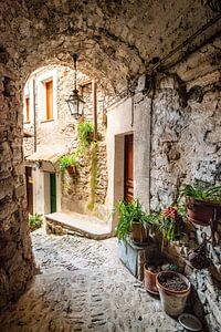 Authentische Gasse in Isolabona, Italien