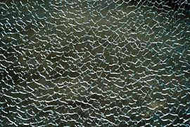 Close-up van gebroken glas van Tom Van Dyck