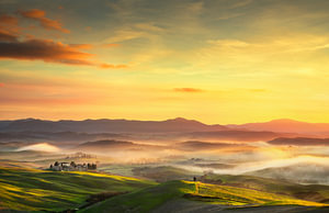 Volterra, nebliges Panorama bei Sonnenuntergang. Toskana