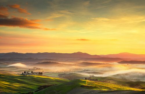 Volterra, mistig panorama bij zonsondergang. Toscane