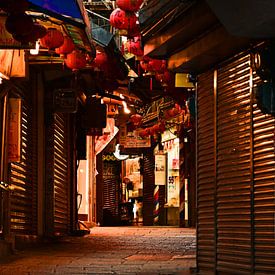 Die Fensterläden in Jiufen öffnen sich von Renzo de Jonge