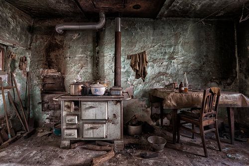 Ouderwetse keuken in verlaten pand