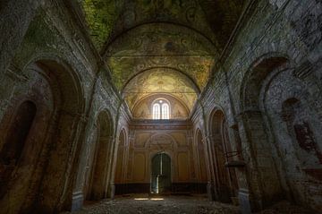 Lichteinfall in verlassener Kirche von Roman Robroek – Fotos verlassener Gebäude