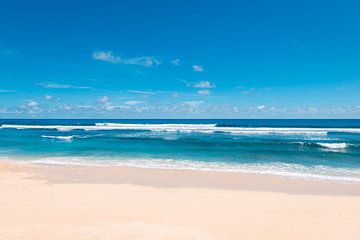 Belle plage blanche à l'eau bleu vif (Pantai Nunggalan Beach) à Bali, Indonésie sur Troy Wegman