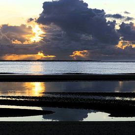 Zonsondergang aan Zee (Ameland - NL wadden) van Hans van Mil