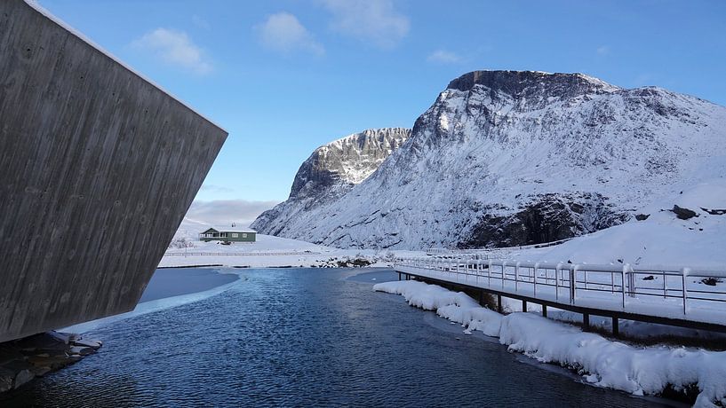 Sneeuw op de top van de Trollstigen in Noorwegen van Aagje de Jong