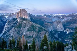 Yosemite Valley in the evening light by Leo Schindzielorz