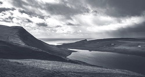 Verlaten eenzaamheid bij Neist Point. Isle of Skye in Groot-Brittannië. Panorama klif in de Schotse Hooglanden!