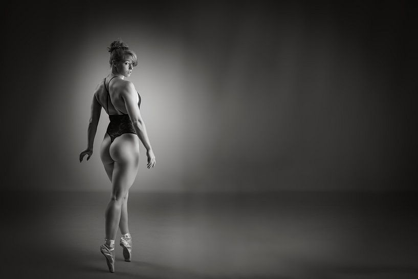 Kraft und Anmut - Sportliche Ballettschönheit in Dessous von Retinas images