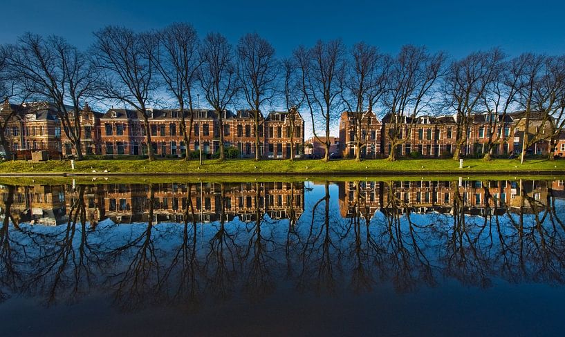 Reflectie in blauw van Harrie Muis