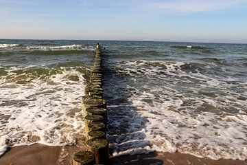 Wellenbrecher an der Ostsee von Jörg Schildbach