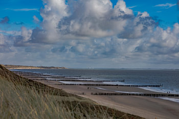zoutelande beach met blauwe lucht