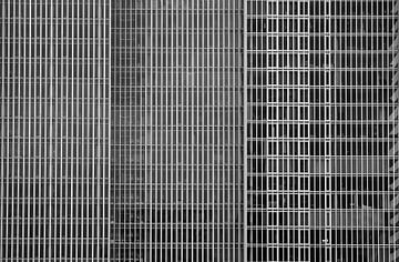 La façade géométrique du De Rotterdam en noir et blanc