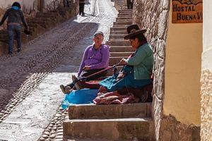 Handweben auf dem Bürgersteig, Cuzco, Peru, Südamerika von Martin Stevens