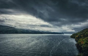 Urquhart Castle aan het beroemde meer Loch Ness in Schotland. Prachtig landschap in een rustige sfeer. Stilte, vrede en eenzaamheid. van Jakob Baranowski - Photography - Video - Photoshop