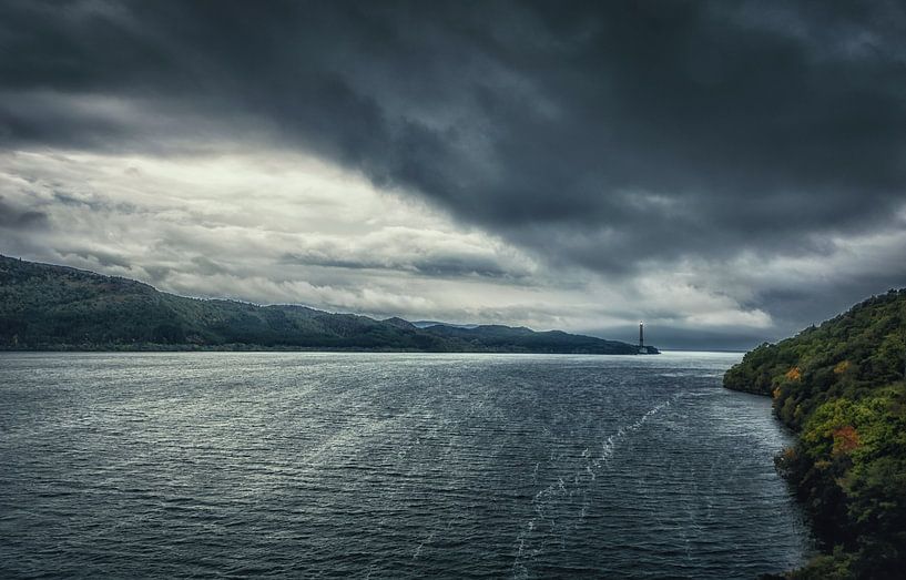 Urquhart Castle am berühmten Loch Ness See in Schottland. Wunderschöne Landschaft in ruhiger Atmosphäre. Stille, Frieden und Einsamkeit. von Jakob Baranowski - Photography - Video - Photoshop