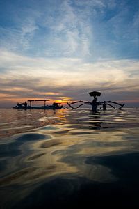 Traditionelle balinesische Boote (Jukung) bei Sonnenuntergang 