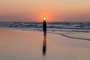 Silhouette einer Frau mit der Sonne von Wad of Wonders