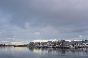 Blick über die Warnow auf die Hansestadt Rostock im Winter