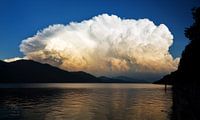 Onweerswolk Lago Maggiore van Dennis van de Water thumbnail