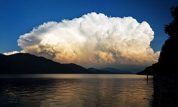 Onweerswolk Lago Maggiore van Dennis van de Water