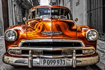 Gouden oldtimer in de oude stad van Havana Cuba van Dieter Walther
