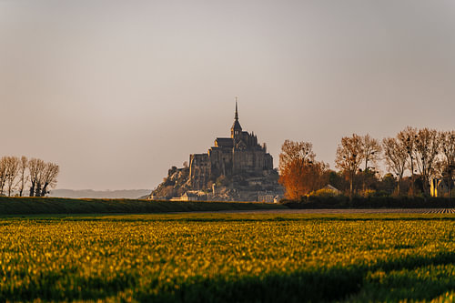 Le Mont-Saint-Michel dans les dernières lueurs du jour