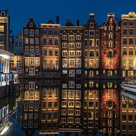 Damrak Amsterdam na zonsondergang van Remy Kremer