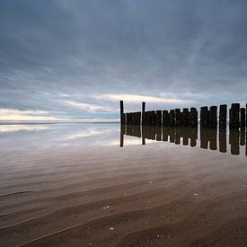 Golfbrekers op het strand van Zoutelande van Jolanda de Leeuw