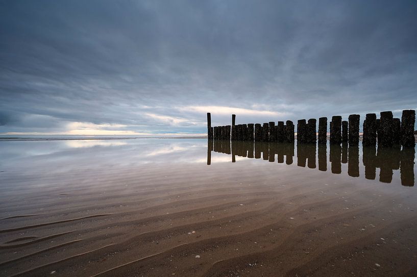 Golfbrekers op het strand van Zoutelande van Jolanda de Leeuw