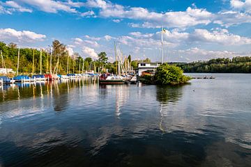 Hafen mit Segelbooten auf dem Baldeneysee in Essen von Dieter Walther