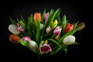 Nature morte Tulipes : bouquet de tulipes colorées sur Marjolein van Middelkoop