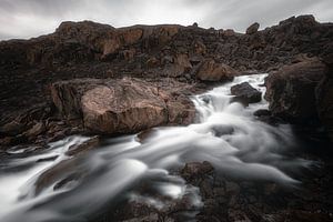 Ein reißender Fluss in einer kargen Landschaft in Grönland