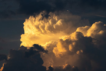 Licht auf den goldenen Wolken