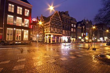 Stadsgezicht in Amsterdam bij nacht in Nederland sur Eye on You