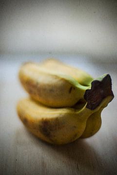 Stilleven mini bananen van Angela Pondaag