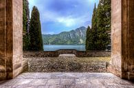 Symmetrie Doorkijk en uitzicht landschap meer Italië in de zomer en lente lake lugano lago di lugano van Sven van der Kooi (kooifotografie) thumbnail
