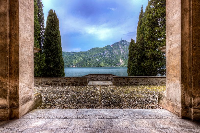 Symmetrie Doorkijk en uitzicht landschap meer Italië in de zomer en lente lake lugano lago di lugano van Sven van der Kooi (kooifotografie)