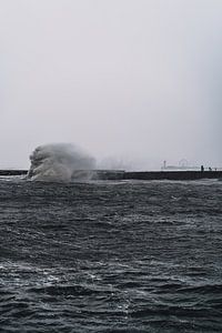 Golven breken op Noordelijk Havenhoofd Scheveningen 2022 van Jonai