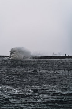 Wellen brechen am Noordelijk Havenhoofd Scheveningen 2022