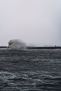 Wellen brechen am Noordelijk Havenhoofd Scheveningen 2022 von Jonai