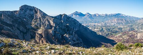 Panorama van een blauw berglandschap