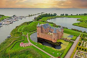 Luchtfoto van kasteel Muiderslot bij Muiden in Nederland bij zonsondergang van Eye on You