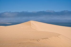 Scharfe Kanten auf einer goldenen Sanddüne