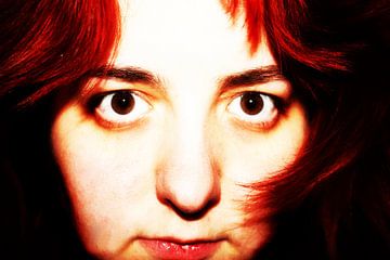 Indringend kijkende vrouw met rood haar van Atelier Liesjes