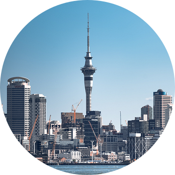 Skyline van Auckland Nieuw Zeeland met de Sky Tower centraal. van Niels Rurenga