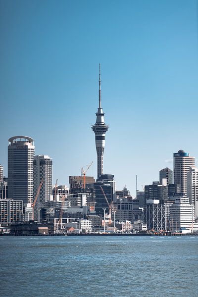 Skyline van Auckland Nieuw Zeeland met de Sky Tower centraal. van Niels Rurenga