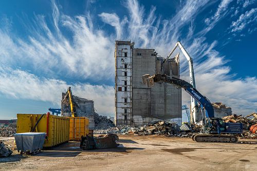 Veevoeder silo's onder de sloophamer
