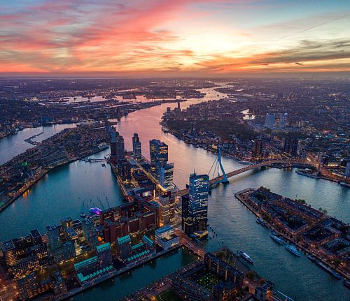 Luchtfoto: zonsondergang in Rotterdam