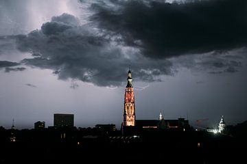 Bliksem met de grote kerk van Breda van Desmond Berger